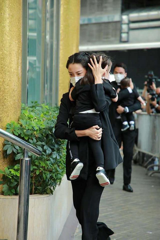 蓝琼缨|二太蓝琼缨现身赌王丈夫灵堂，面色憔悴要人扶，三太特意染了发