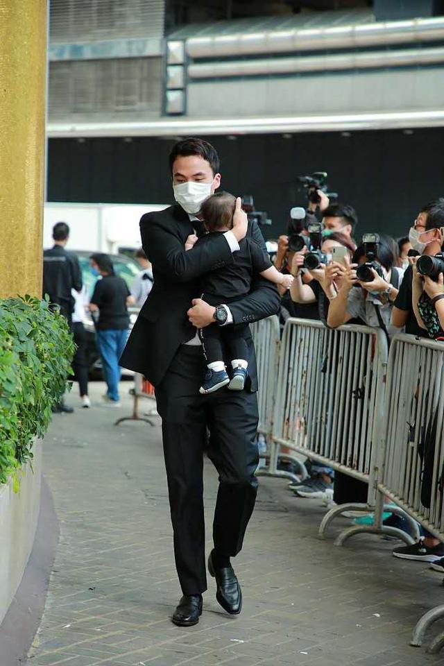 蓝琼缨|二太蓝琼缨现身赌王丈夫灵堂，面色憔悴要人扶，三太特意染了发