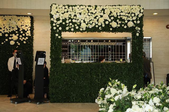 何鸿燊|赌王何鸿燊丧礼举行，窦骁随何超莲一起现身，疑证实两人结婚传闻