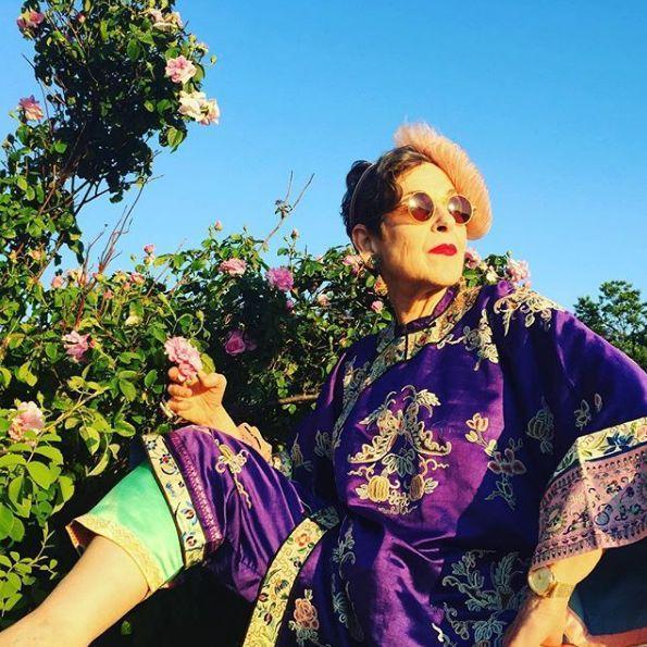 69岁美国老太太穿东方旗袍,各种颜色往身上堆,大家乐了:像媒婆