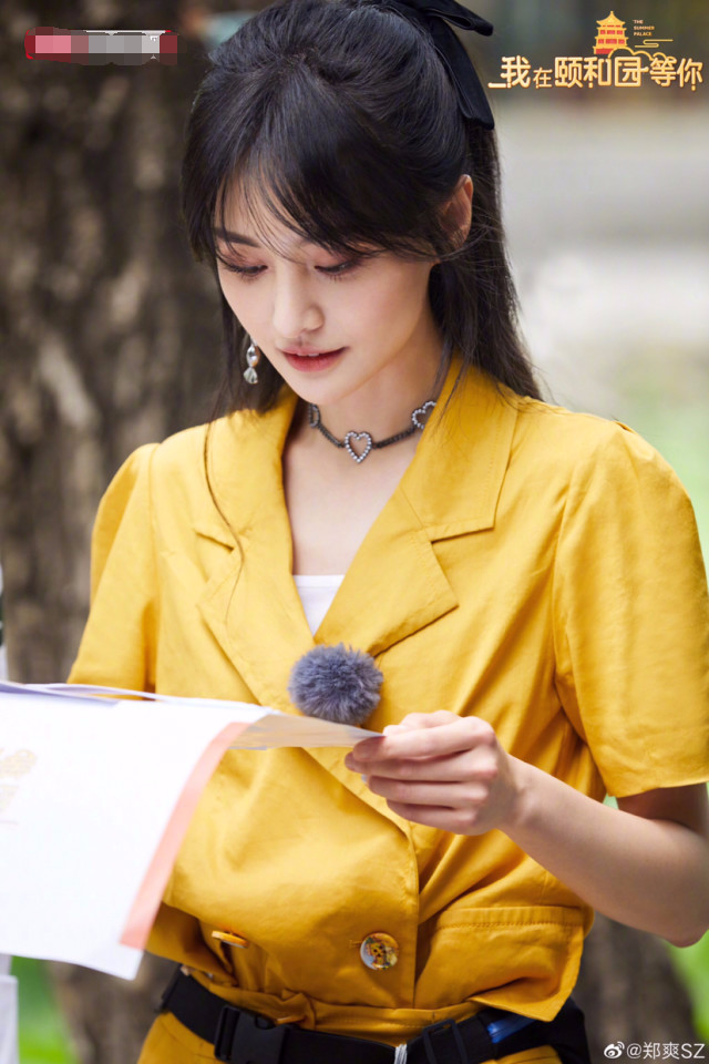 郑爽|郑爽最新综艺造型曝光，穿黄色连衣裙明艳动人，大长腿吸睛