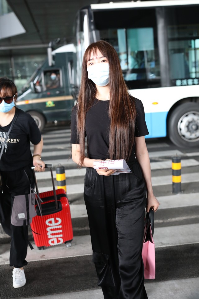 秦牛正威穿简装拎粉嫩包包气质甜美 边走边为粉丝签名亲和力爆棚