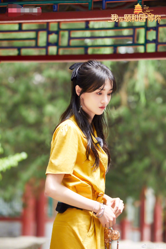 郑爽|郑爽最新综艺造型曝光，穿黄色连衣裙明艳动人，大长腿吸睛