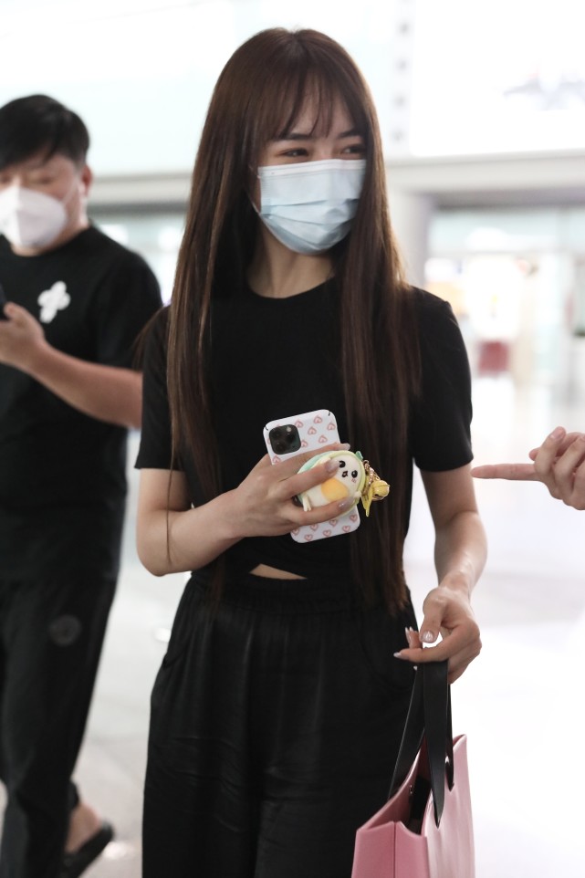 秦牛正威穿简装拎粉嫩包包气质甜美 边走边为粉丝签名亲和力爆棚