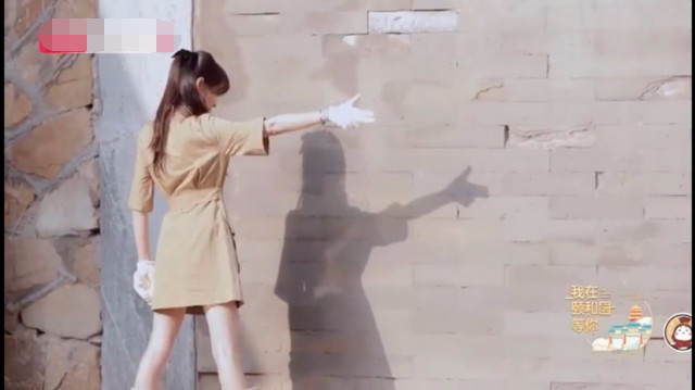 郑爽|郑爽最新综艺造型曝光，穿黄色连衣裙明艳动人，大长腿吸睛