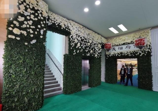 何鸿燊|赌王丧礼首日家人陆续到场，灵堂华丽庄重，被曝下葬时间定在明年