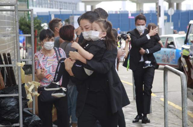 何鸿燊|赌王丧礼首日家人陆续到场，灵堂华丽庄重，被曝下葬时间定在明年