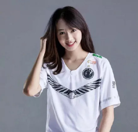 职业选手化身女生,水水子撞脸韩剧女主,乐乐子青春无敌,他却惊艳四座