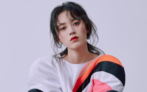 鞠婧祎|鞠婧祎被曝耍大牌，只喝高级矿泉水，4名助理服侍工作心不在焉