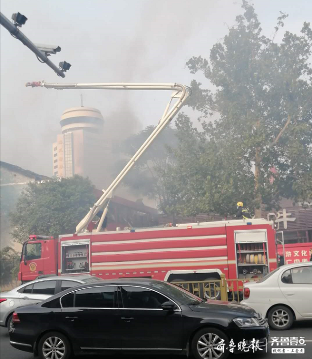 济南经四纬六路牛阵烧烤着火浓烟扩散到整个路口