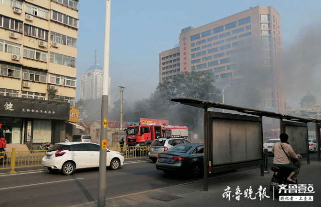 济南经四纬六路牛阵烧烤着火,浓烟扩散到整个路口