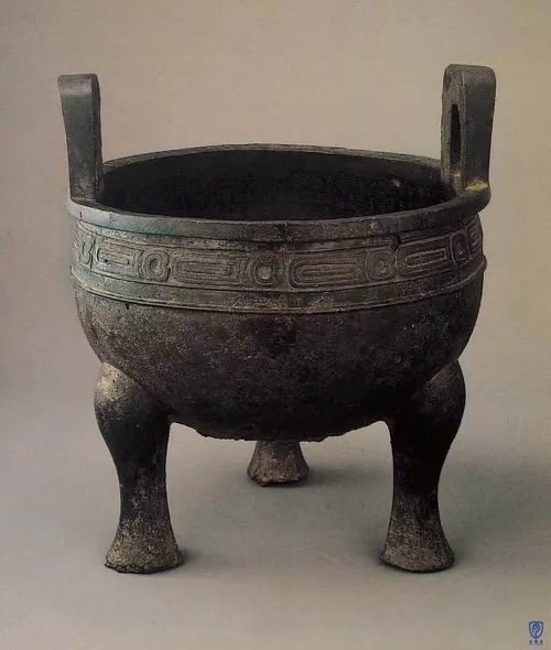 的是口部有槽的「流」,也称作「喙」,有三足,主要用于炖煮羹汤镬温酒