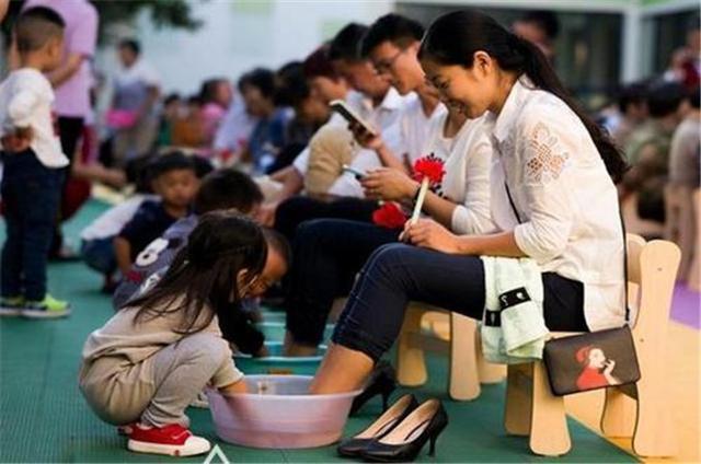 一种假孝顺悄然发生伤透父母的心中招的子女却不以为然