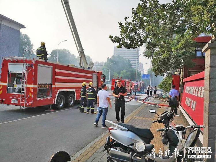 济南经四路牛阵烧烤大火已扑灭