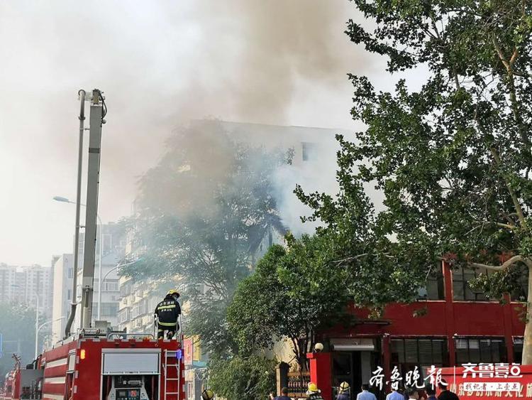 济南经四路牛阵烧烤大火已扑灭