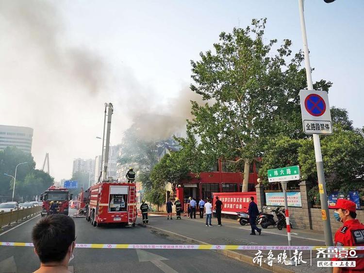 济南经四路牛阵烧烤大火已扑灭