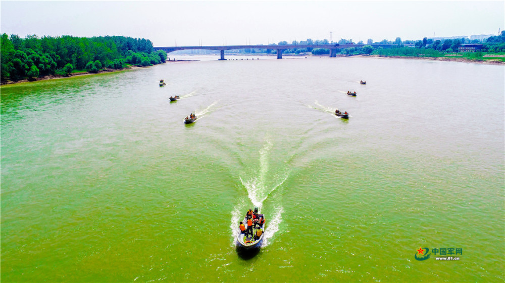 舟桥兵渡河工程保障演练 "战桥"这样飞架黄河