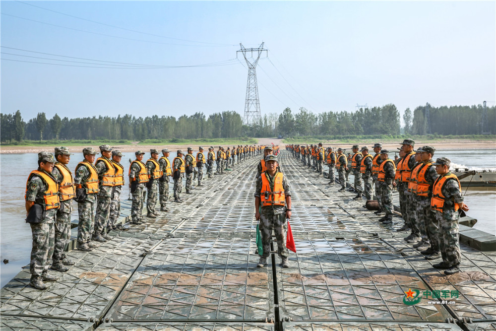 舟桥兵渡河工程保障演练 "战桥"这样飞架黄河