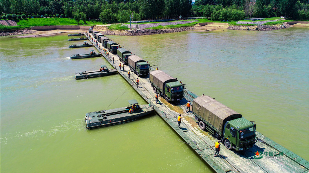 舟桥兵渡河工程保障演练战桥这样飞架黄河