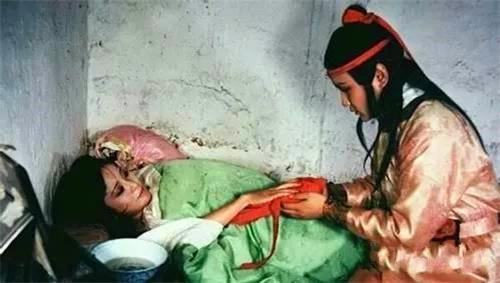 晴雯|晴雯连家乡父母都不记得，为什么临死却叫了一夜的娘？