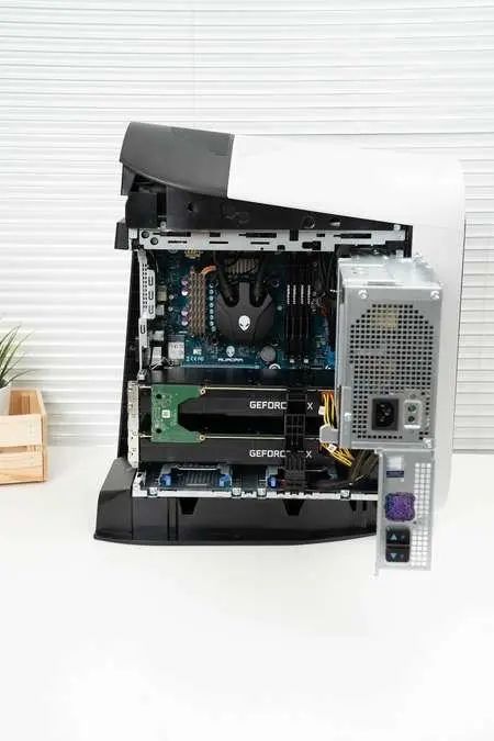 "肚"有两张顶级显卡的性能怪兽,外星人aurora r11主机评测