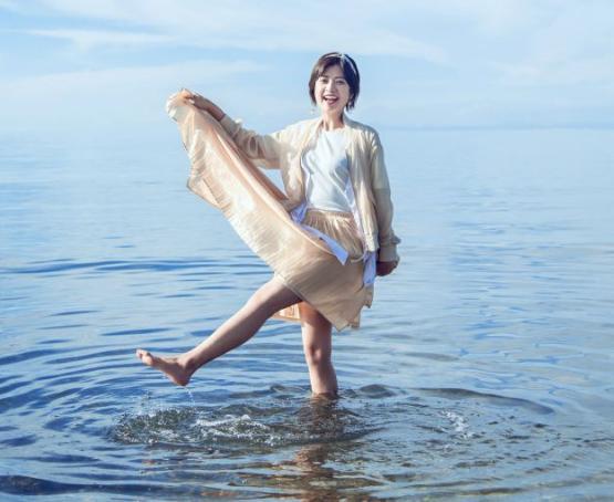 两年前沈丽君从28楼跳下,当场身亡,而丈夫正与另一个女人挑婚纱