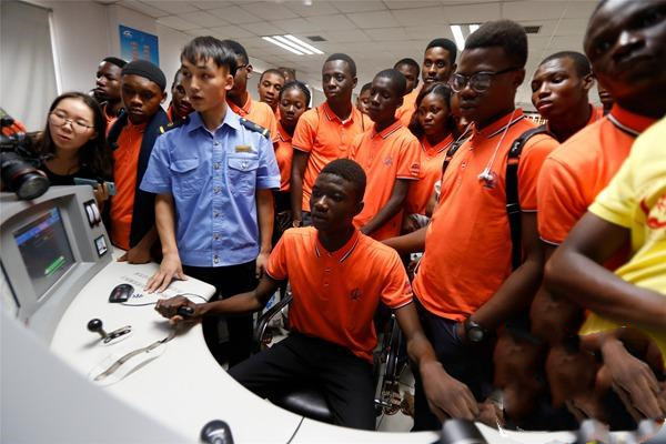 一方面是我们的学生出国留学要花费巨额学费,另一方面是外国学生到