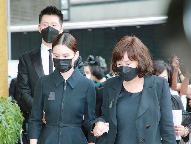 何鸿燊|何鸿燊灵堂有人认亲，自称神秘“私生女”，为何要找何超琼何超贤