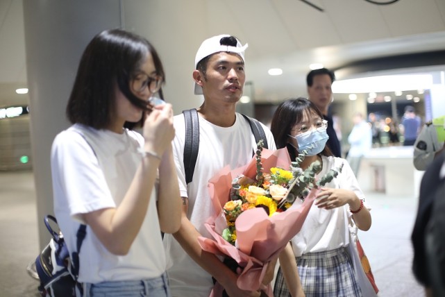 林丹宣布退役后携妻子谢杏芳亮相机场 获粉丝送花求合影笑容灿烂