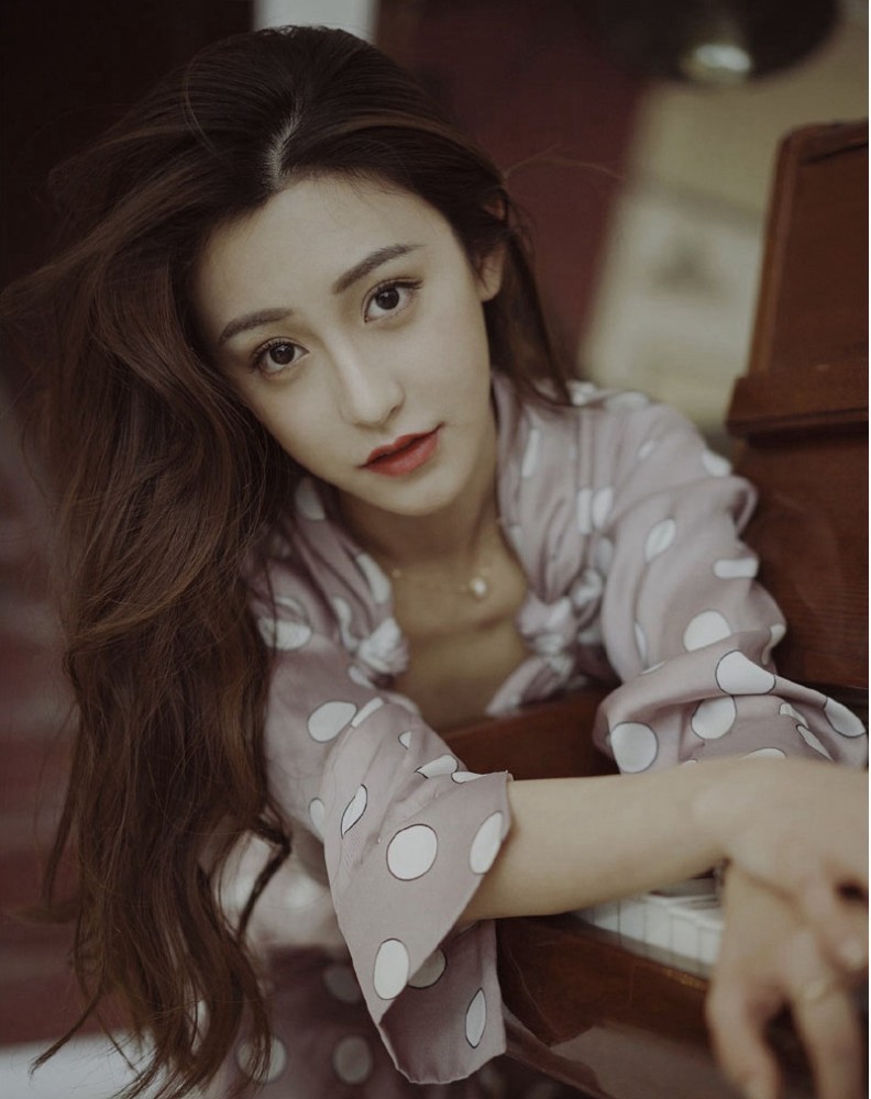 朱圣祎时尚美图分享迷人又大方