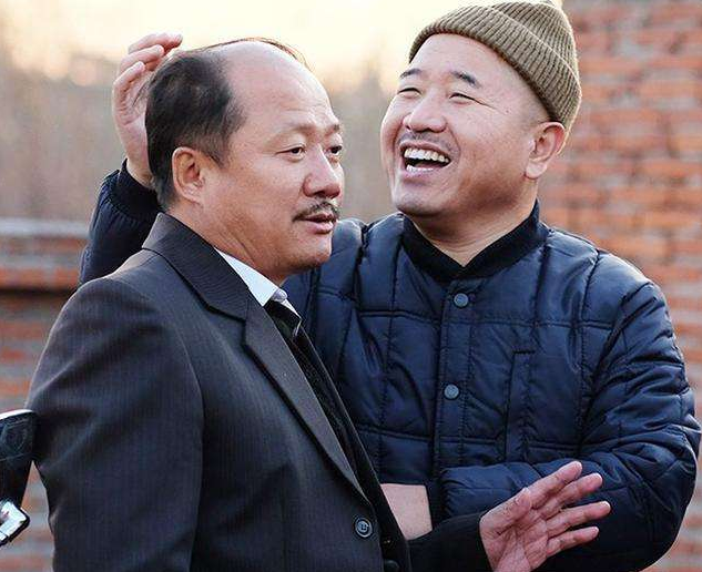 乡村爱情|《乡村爱情》新“刘能”亮相？在广坤家吃饭，头比王小利更圆更亮