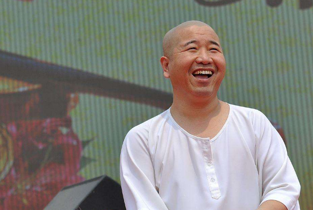 乡村爱情|《乡村爱情》新“刘能”亮相？在广坤家吃饭，头比王小利更圆更亮