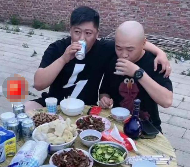 乡村爱情|《乡村爱情》新“刘能”亮相？在广坤家吃饭，头比王小利更圆更亮