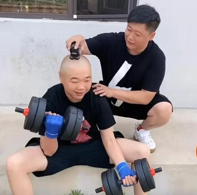 乡村爱情|《乡村爱情》新“刘能”亮相？在广坤家吃饭，头比王小利更圆更亮