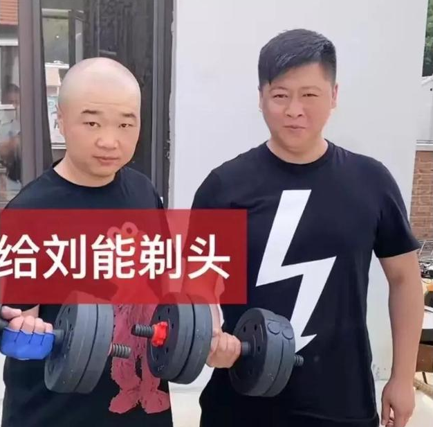 乡村爱情|《乡村爱情》新“刘能”亮相？在广坤家吃饭，头比王小利更圆更亮