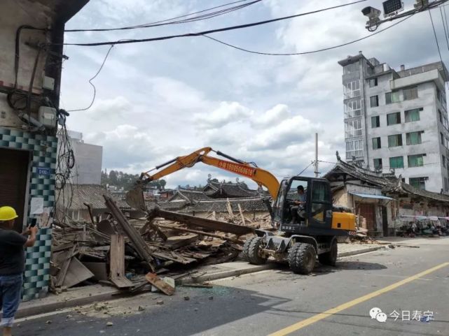 对南阳村主干道沿街危房进行集中拆除,持续推进全镇房屋结构安全隐患