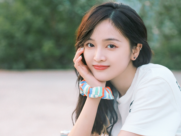 同样是穿"童装裙",20岁娜娜和25岁吴宣仪,差距怎么这么大_腾讯新闻