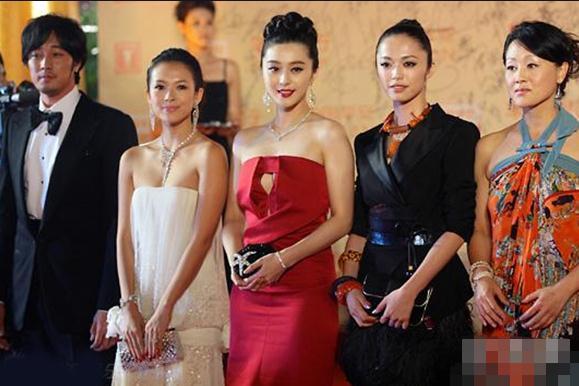 范冰冰|范冰冰和网红晚晚同框，皮肤白到发光，气质畏缩毫无自信输太惨