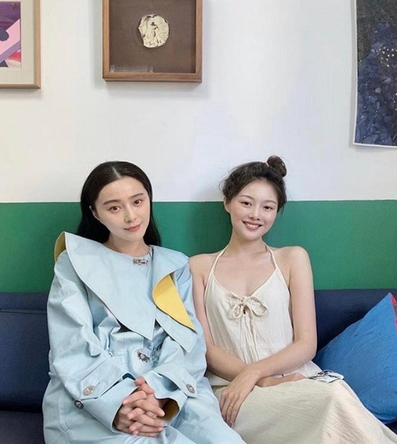 范冰冰|范冰冰和网红晚晚同框，皮肤白到发光，气质畏缩毫无自信输太惨