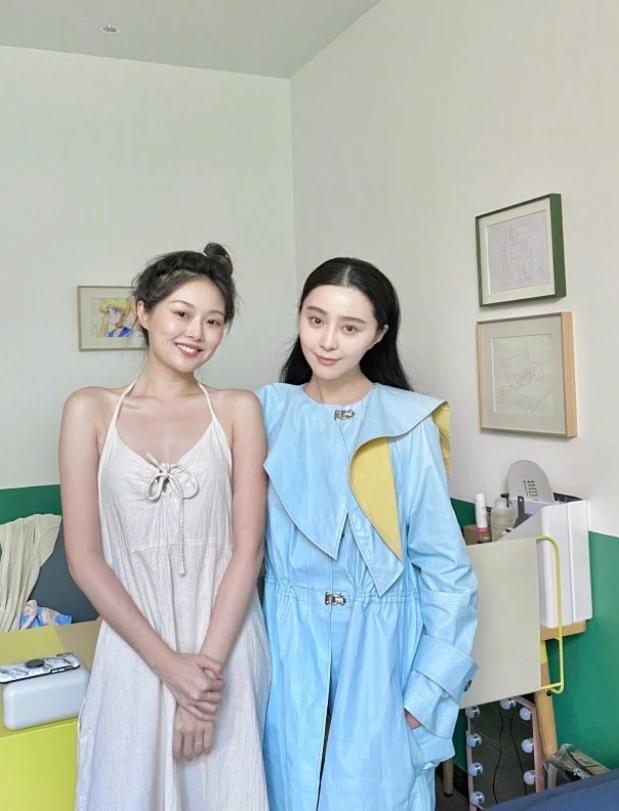 范冰冰|范冰冰和网红晚晚同框，皮肤白到发光，气质畏缩毫无自信输太惨