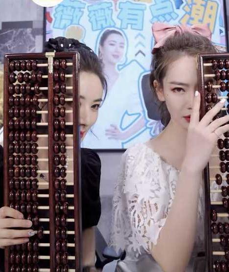 范冰冰|范冰冰和网红晚晚同框，皮肤白到发光，气质畏缩毫无自信输太惨