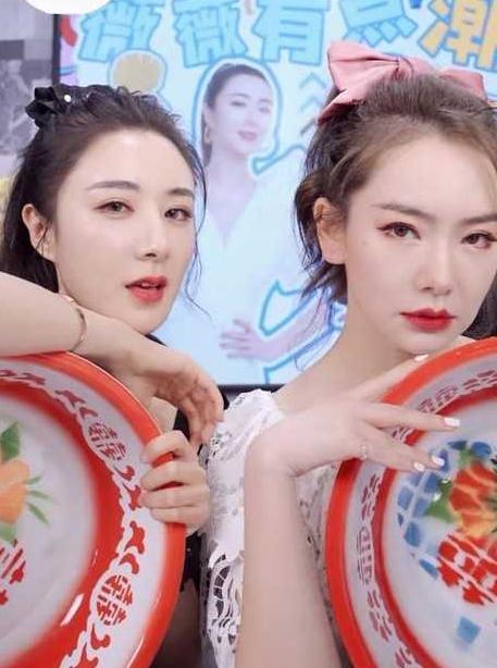 范冰冰|范冰冰和网红晚晚同框，皮肤白到发光，气质畏缩毫无自信输太惨