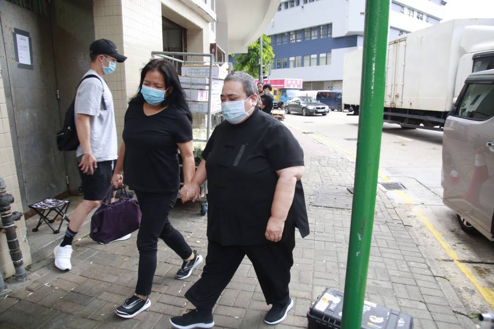 何超雄|赌王尾七！四房成员齐聚，何超雄需要人搀扶超可怜，窦骁再次现身
