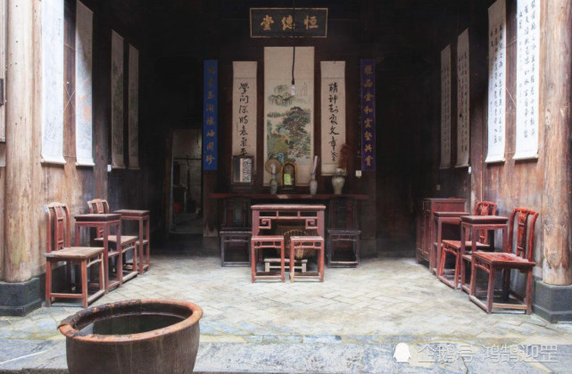 另外,古代房子没有客厅,明堂充当了客厅的功能,客人拜访时,常常会被