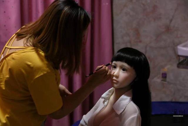 我湖北人开了中国第一个硅胶娃娃体验馆