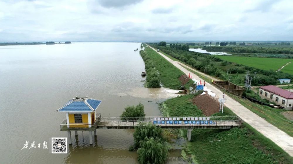 原来,突降暴雨造成东山头京珠村和府河村部分农田被淹.