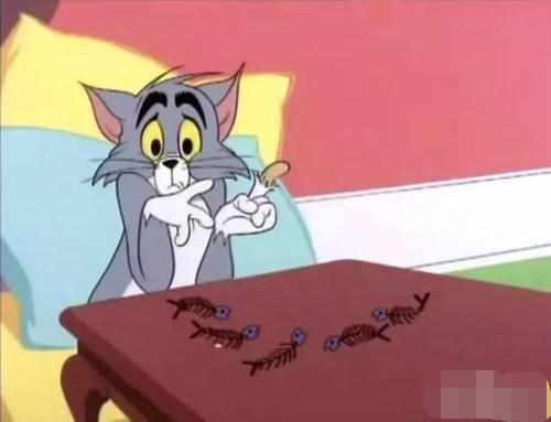 猫和老鼠看着被啃成骨头的鱼还有自己光了一半的指头真是吓坏汤姆了