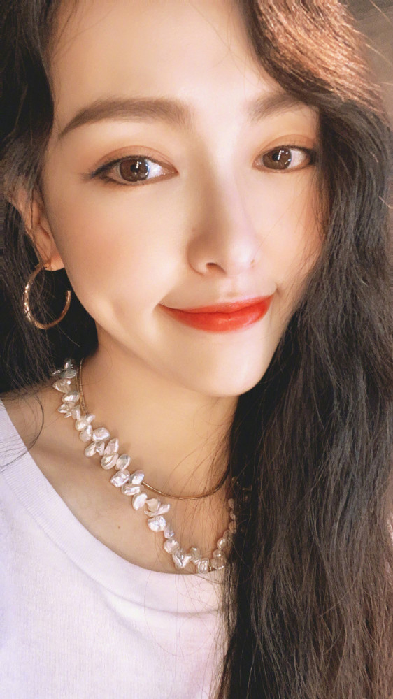 唐嫣|唐嫣产后首晒半身照，秀发垂肩胳膊纤细，坐下肚子毫无赘肉身材好