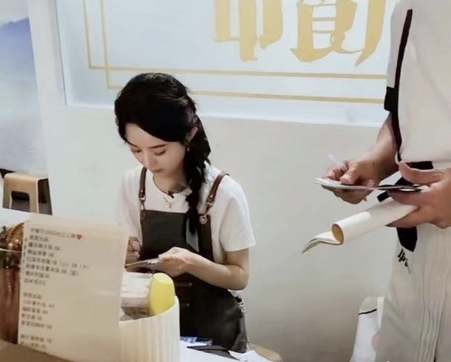 赵丽颖|赵丽颖录《中餐厅4》，途中偶遇小baby，母爱泛滥不愿走