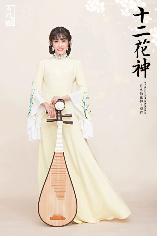 手握琵琶,晴窗对坐,漾溢着华夏民族清丽典雅的文化气息,如隆冬风厉中